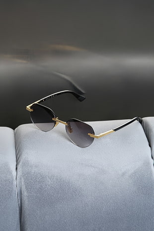 Солнцезащитные очки Bottega Veneta BV 1379S 001 — студийное фото в интерьере