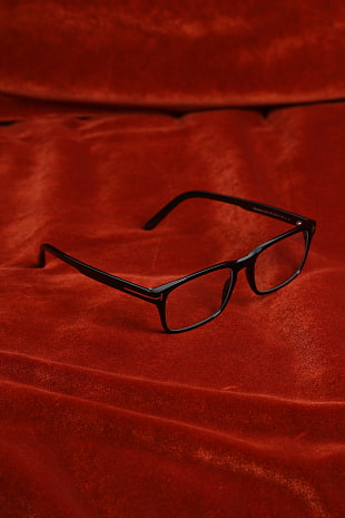 Оправы Tom Ford TF 5938B 001 — студийное фото в интерьере